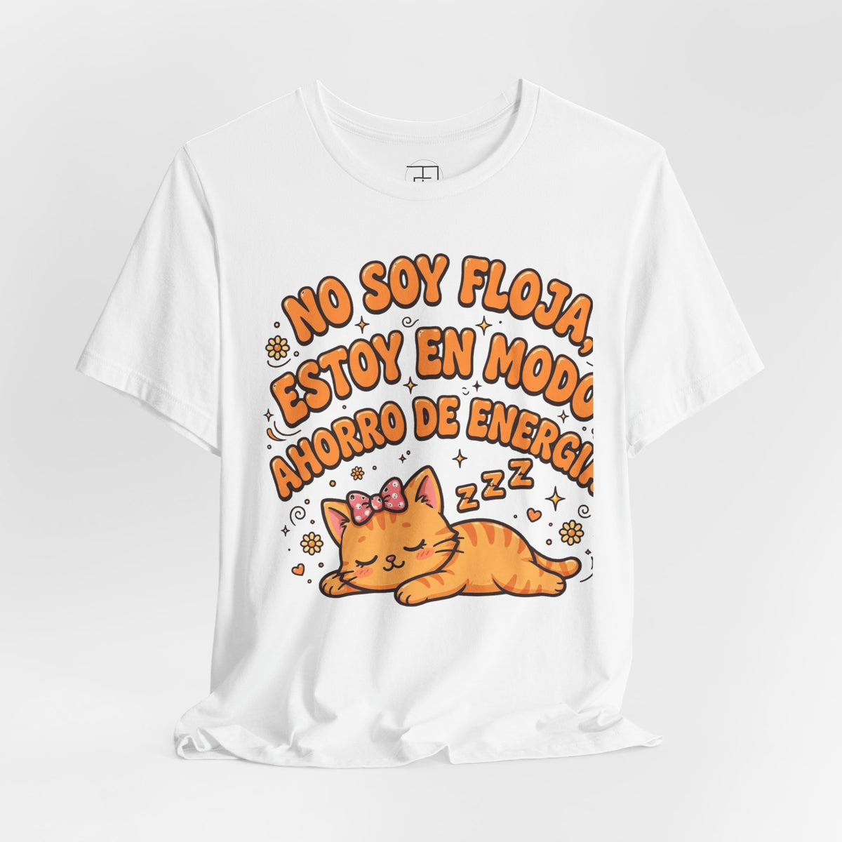 No Soy Floja - Camiseta Unisex de Gatita con Lazo en Modo Ahorro de Energía